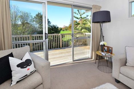 Photo of property in 2/10 Scarlock Avenue, Browns Bay, Auckland, 0630
