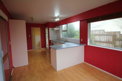 Photo of property in 13a Lyndfield Lane, Newlands, Wellington, 6037