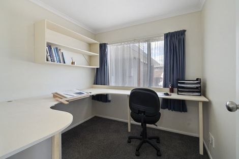 Photo of property in 8 Sunshine Place, Kelvin Grove, Palmerston North, 4414