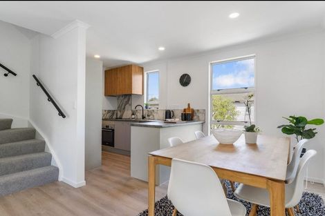 Photo of property in 2 Verdale Circle, Glen Eden, Auckland, 0602