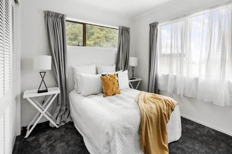 Photo of property in 1 Elsted Place, Goodwood Heights, Auckland, 2105