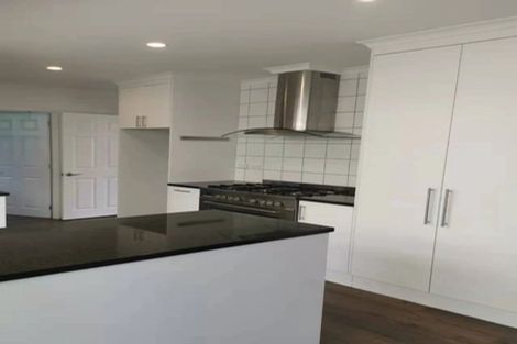 Photo of property in 27 Clinton Avenue, Te Atatu Peninsula, Auckland, 0610