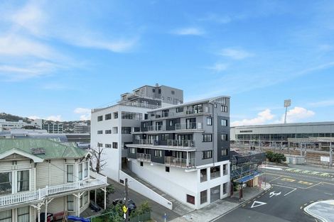Photo of property in Stadium Garden Flats, 206/107 Thorndon Quay, Pipitea, Wellington, 6011