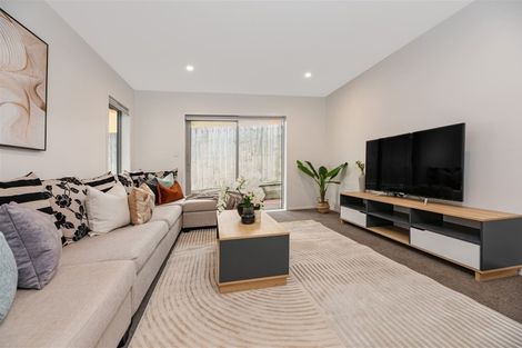 Photo of property in 8b Greenberry Drive, Ranui, Auckland, 0612