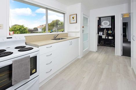 Photo of property in 16 Temuri Place, Glendene, Auckland, 0602