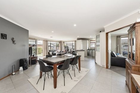 Photo of property in 18 Gibbston Close, Huntington, Hamilton, 3210