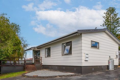 Photo of property in 13 Martin Place, Kelston, Auckland, 0602