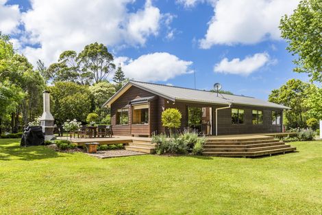 Photo of property in 1074 Peak Road, Helensville, 0875