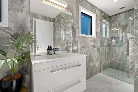 Photo of property in 35 Minaret Ridge, Wanaka, 9305