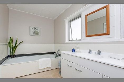 Photo of property in 40 Valley View Road, Glenfield, Auckland, 0629