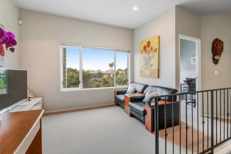 Photo of property in 15 Springwater Vale, Unsworth Heights, Auckland, 0632