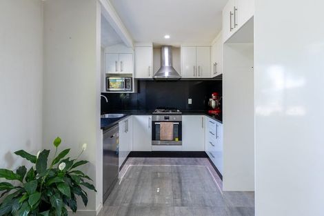 Photo of property in 13 Martin Place, Kelston, Auckland, 0602