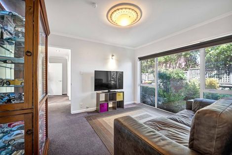 Photo of property in 5 Tamati Place, Merrilands, New Plymouth, 4312