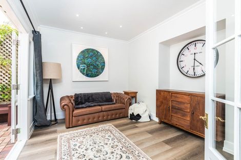 Photo of property in 210 Oriental Parade, Oriental Bay, Wellington, 6011