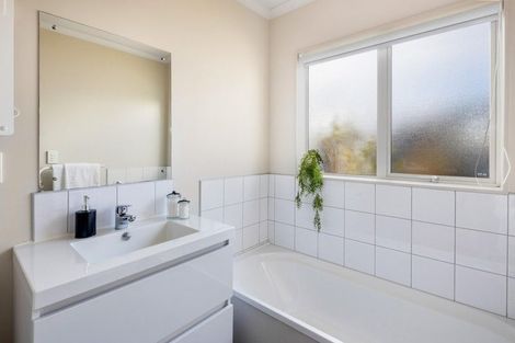 Photo of property in 59 Glanmire Road, Newlands, Wellington, 6037