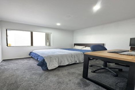 Photo of property in 100 Everglade Drive, Totara Heights, Auckland, 2105