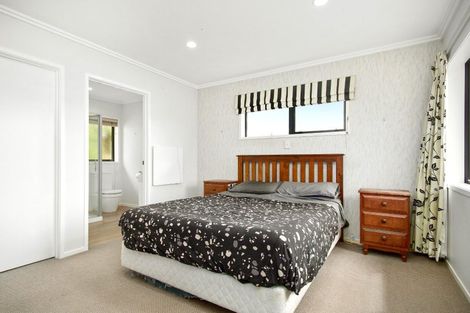 Photo of property in 32 Mount Marua Drive, Timberlea, Upper Hutt, 5018