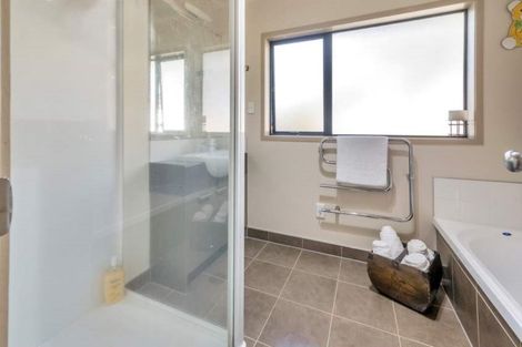 Photo of property in 20 Fairford Avenue, Henderson, Auckland, 0612