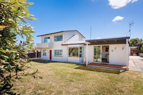 Photo of property in 35 Shortt Street, Foxton Beach, Foxton, 4815