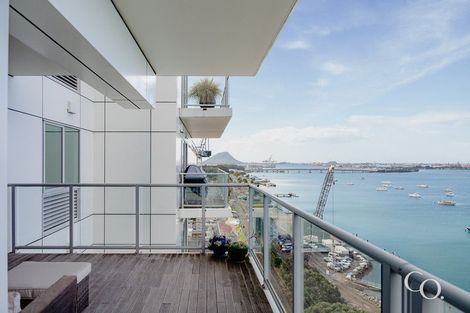 Photo of property in 72 Devonport Road, Tauranga, 3110