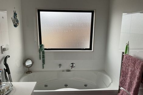 Photo of property in 16 Keating Rise, Northcross, Auckland, 0632