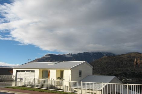 Photo of property in 24 Golden Terrace, Queenstown, 9300
