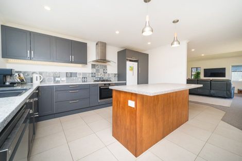 Photo of property in 6 Silkwood Place, Fitzherbert, Palmerston North, 4410