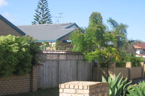 Photo of property in 2b Reid Road, New Lynn, Auckland, 0600