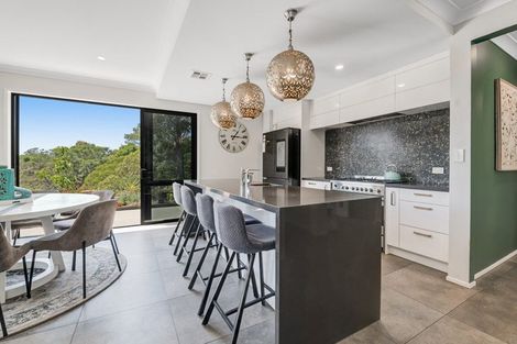 Photo of property in 8 Roberts Road, Matakatia, Whangaparaoa, 0930