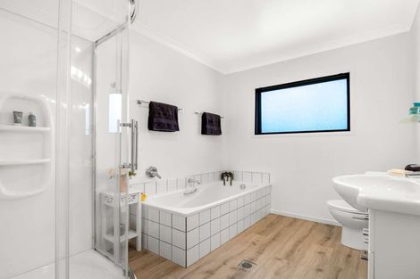 Photo of property in 19a Kawaha Point Road, Fairy Springs, Rotorua, 3015