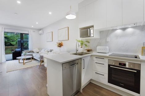 Photo of property in 41 Morihana Close, Glen Eden, Auckland, 0602