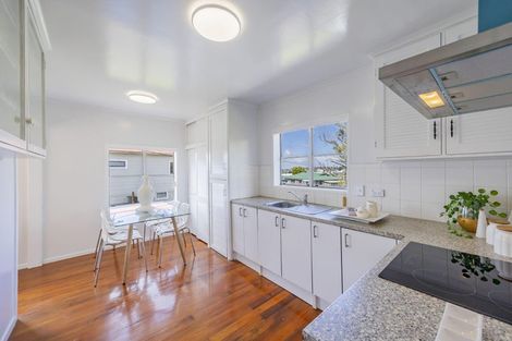 Photo of property in 21 View Road, Glenfield, Auckland, 0627