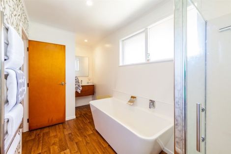 Photo of property in 1/2 Intrepid Place, Torbay, Auckland, 0630