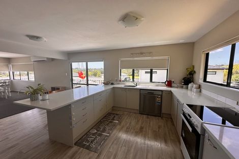 Photo of property in 10 Pae Moana Place, Stanmore Bay, Whangaparaoa, 0932