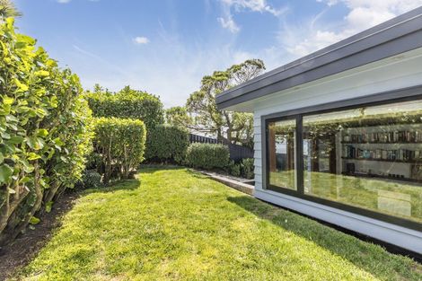 Photo of property in 22 Tai Paku Paku Road, Karaka Bays, Wellington, 6022