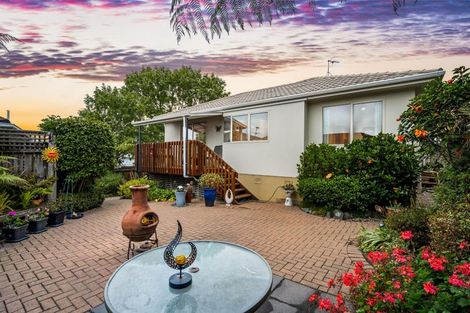 Photo of property in 1 Metric Place, Te Atatu South, Auckland, 0610