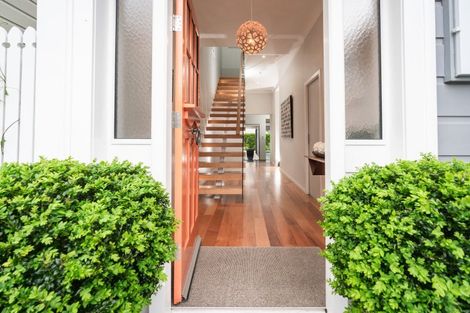 Photo of property in 35 Queen Street, Mount Victoria, Wellington, 6011