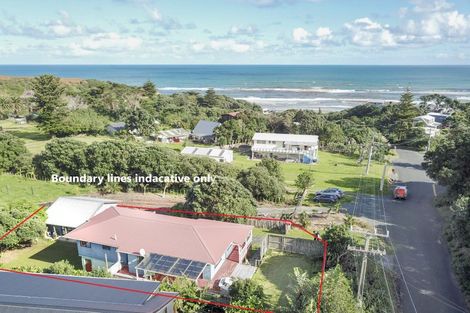 Photo of property in 5 Ripiro Drive, Baylys Beach, Dargaville, 0377
