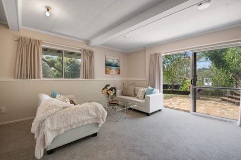 Photo of property in 1 Wanita Place, Totara Vale, Auckland, 0629
