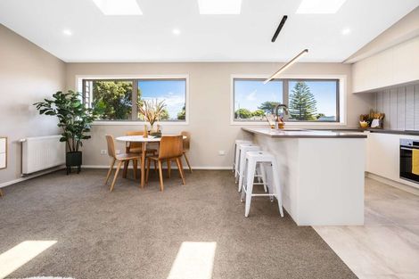 Photo of property in 2/7 Grays Road, Plimmerton, Porirua, 5026