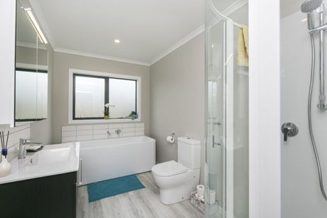 Photo of property in 9b Epic Way, Newlands, Wellington, 6037