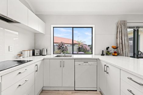 Photo of property in 18 Claridge Place, Taradale, Napier, 4112