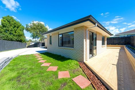Photo of property in 8a Blythe Place, Glendene, Auckland, 0602