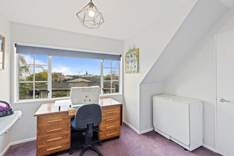 Photo of property in 5 Tamati Place, Merrilands, New Plymouth, 4312