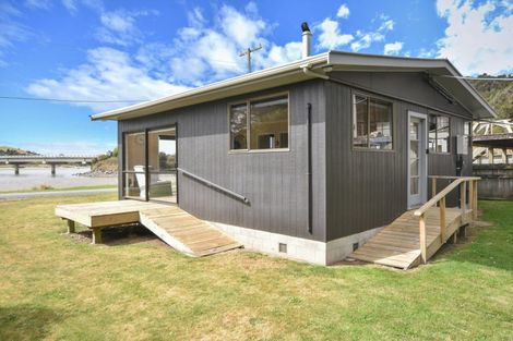 Photo of property in 25 Riverside Road, Taieri Mouth, 9091