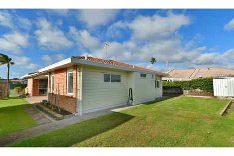 Photo of property in 1 Lakeside Drive, Orewa, 0931