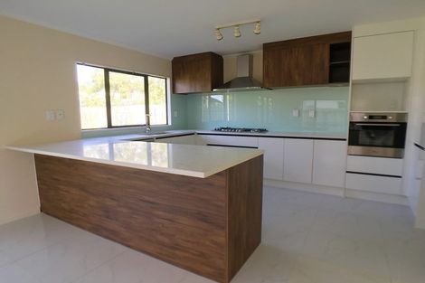 Photo of property in 32 Riverstone Road, Te Atatu Peninsula, Auckland, 0610