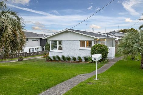Photo of property in 1/14 Westwell Road, Belmont, Auckland, 0622