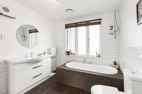 Photo of property in 82 Owhiro Bay Parade, Owhiro Bay, Wellington, 6023