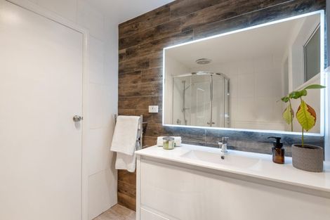 Photo of property in 25 Marsh Avenue, Forrest Hill, Auckland, 0620